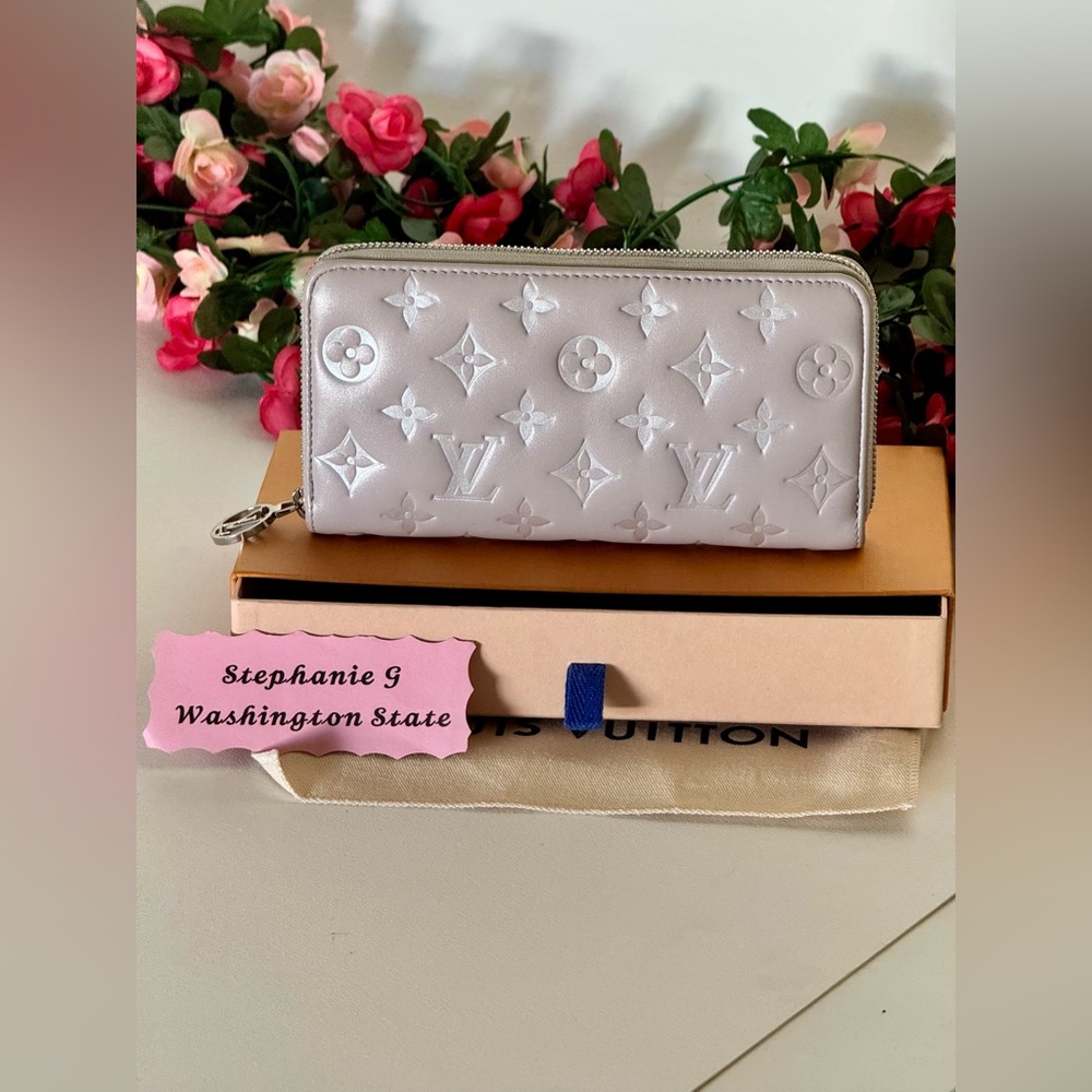 Louis Vuitton RARE Coussin Zippy Wallet Lambskin 🩶🤍
